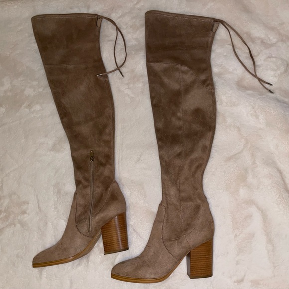 Bottes Genou Marc Fisher En Daim Taupe – Taille 7M, Talon Haut, Doublure Shearling